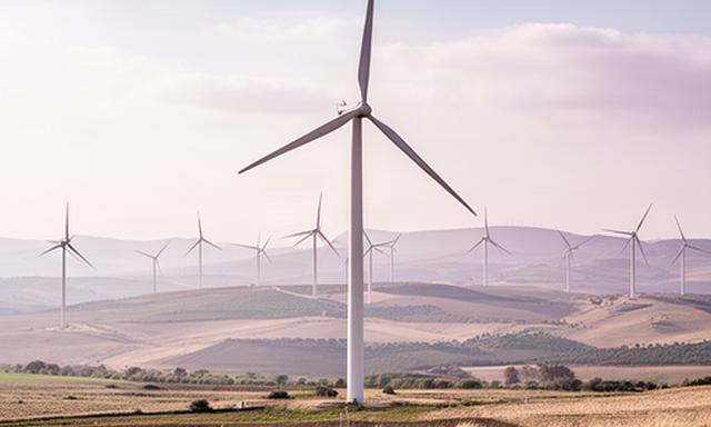 Turbina eólica terrestre instalada en un parque de Andalucía