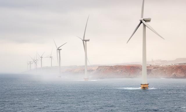 Aerogeneradores marinos alineados frente a la costa gaditana