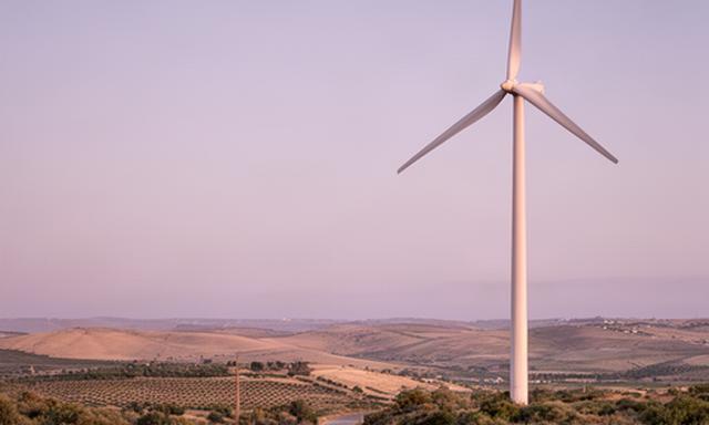 Aerogenerador de gran tamaño instalado junto a un camino rural de Conil de la Frontera