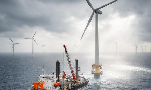 Turbina AE-5000 de cinco megavatios frente al mar durante la instalación de un parque offshore